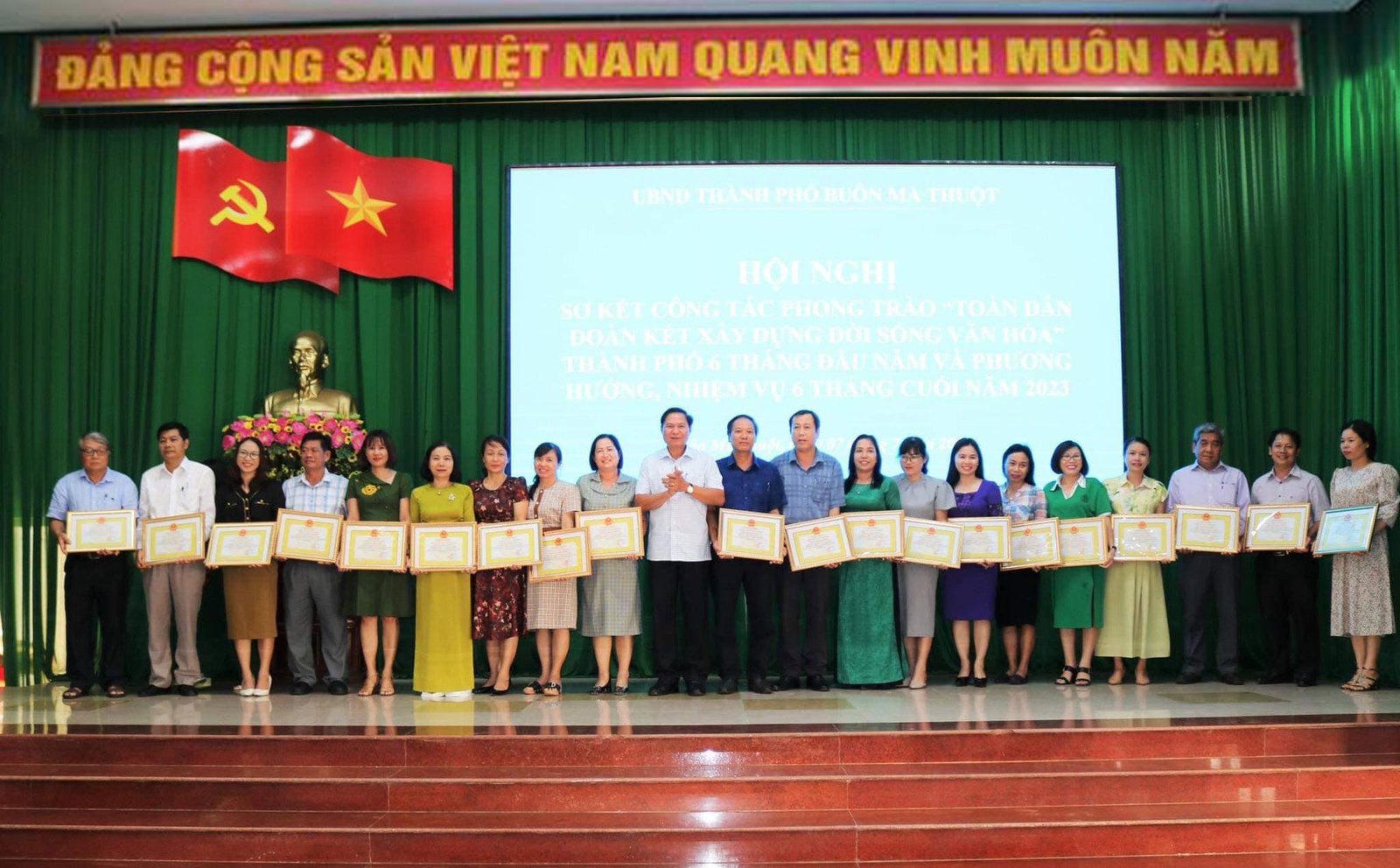 TRƯỜNG THDL NGUYỄN BỈNH KHIÊM NHẬN DANH HIỆU ĐƠN VỊ ĐẠT CHUẨN VĂN HOÁ 5 NĂM (2018-2022)