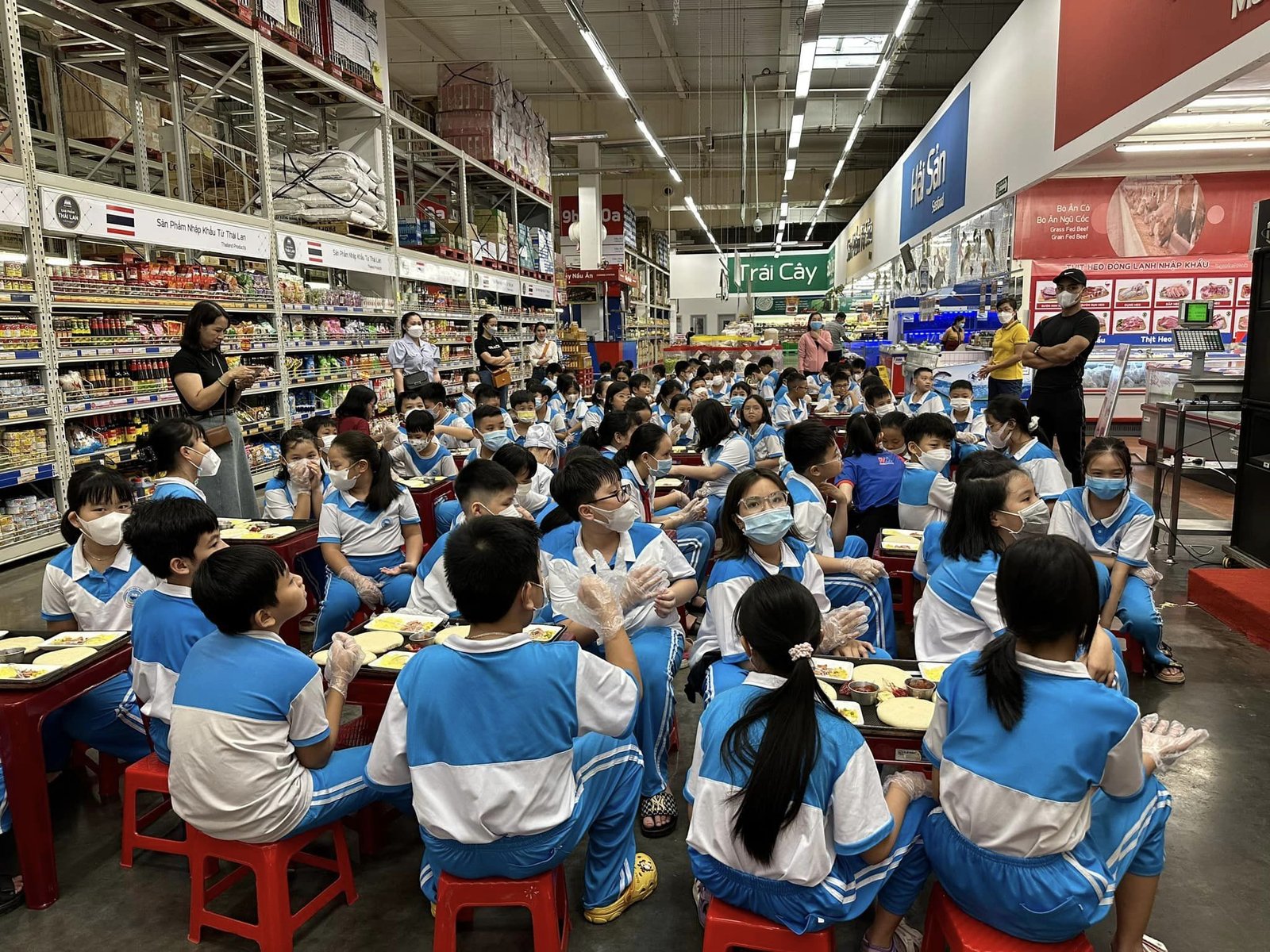 HỌC SINH LỚP 4 TRƯỜNG THDL NGUYỄN BỈNH KHIÊM THAM GIA HOẠT ĐỘNG TRẢI NGHIỆM LÀM BÁNH PIZZA