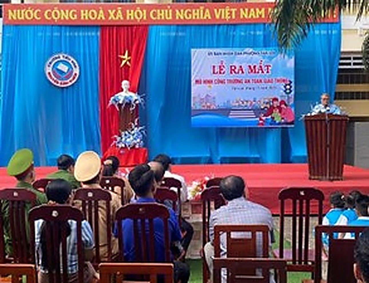 XÂY DỰNG MÔ HÌNH “ CỔNG TRƯỜNG AN TOÀN GIAO THÔNG” TẠI TRƯỜNG THDL NGUYỄN BỈNH KHIÊM