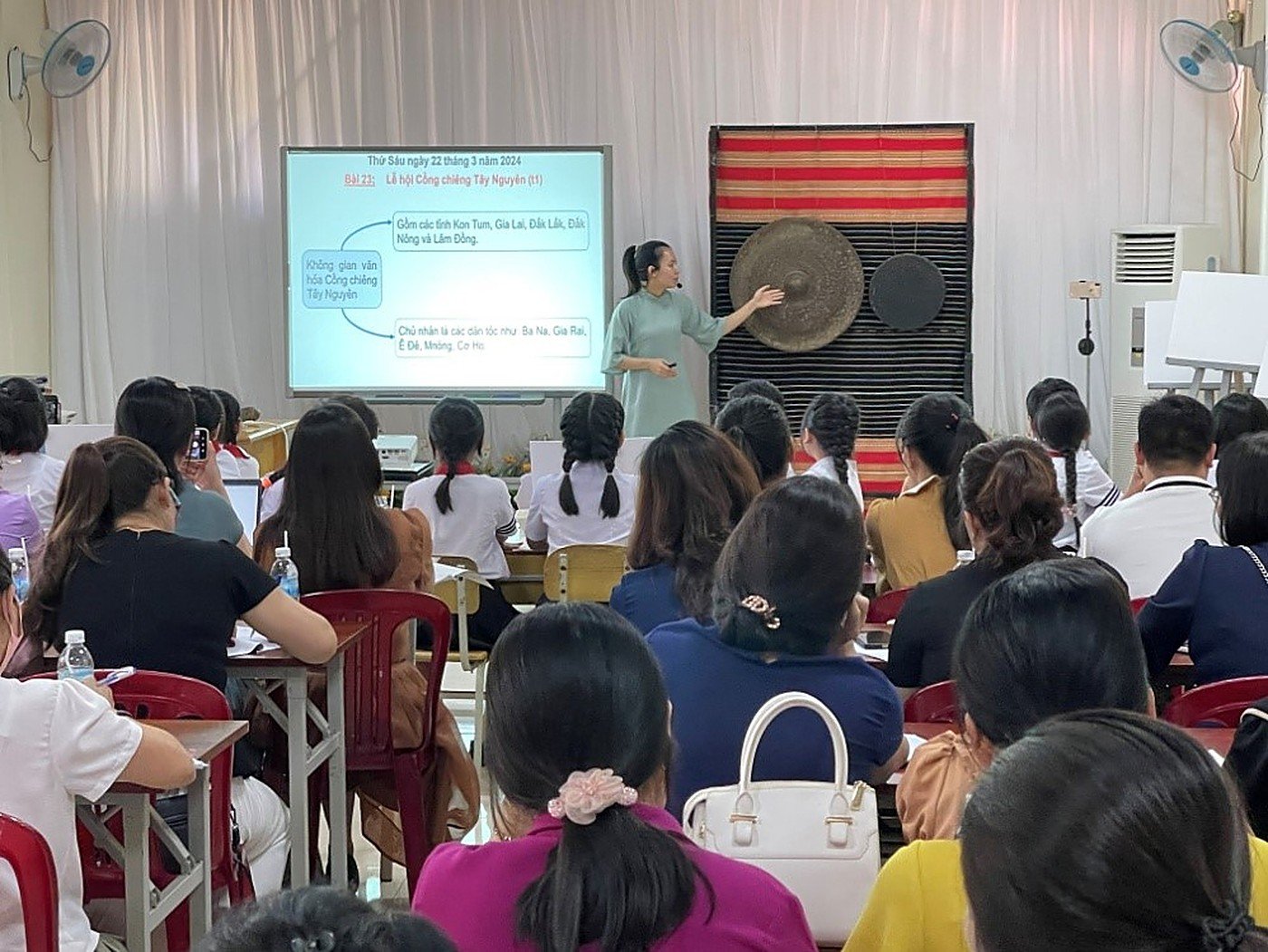 TRƯỜNG THDL NGUYỄN BỈNH KHIÊM TỔ CHỨC DẠY CHUYÊN ĐỀ LỄ HỘI CỒNG CHIÊNG TÂY NGUYÊN