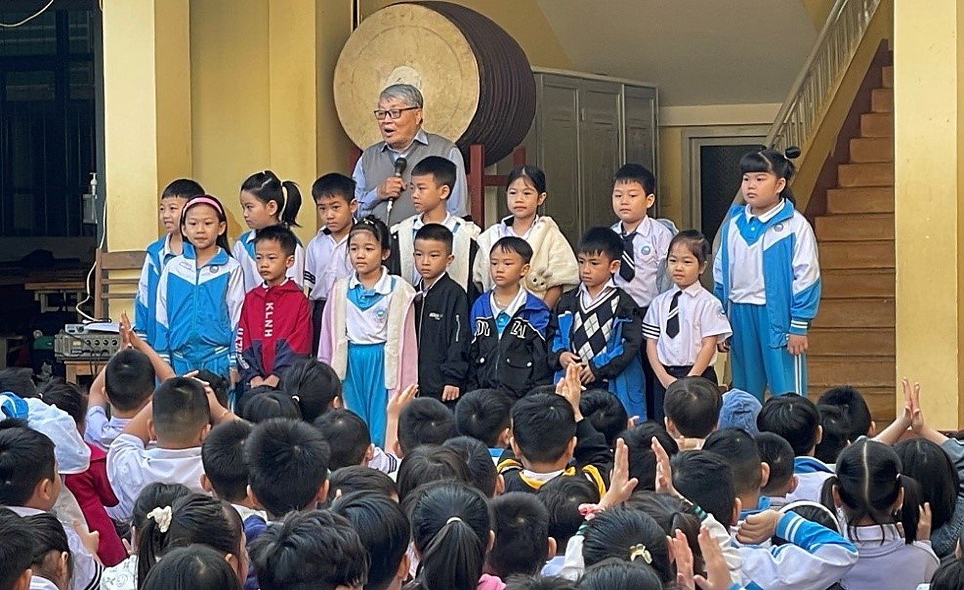 TUYÊN DƯƠNG HỌC SINH ĐẠT ĐIỂM CAO TRONG CUỘC THI ĐẤU TRƯỜNG VIOEDU CẤP TRƯỜNG VÀ VIOLYMPIC TOÁN TIẾNG ANH CẤP TỈNH