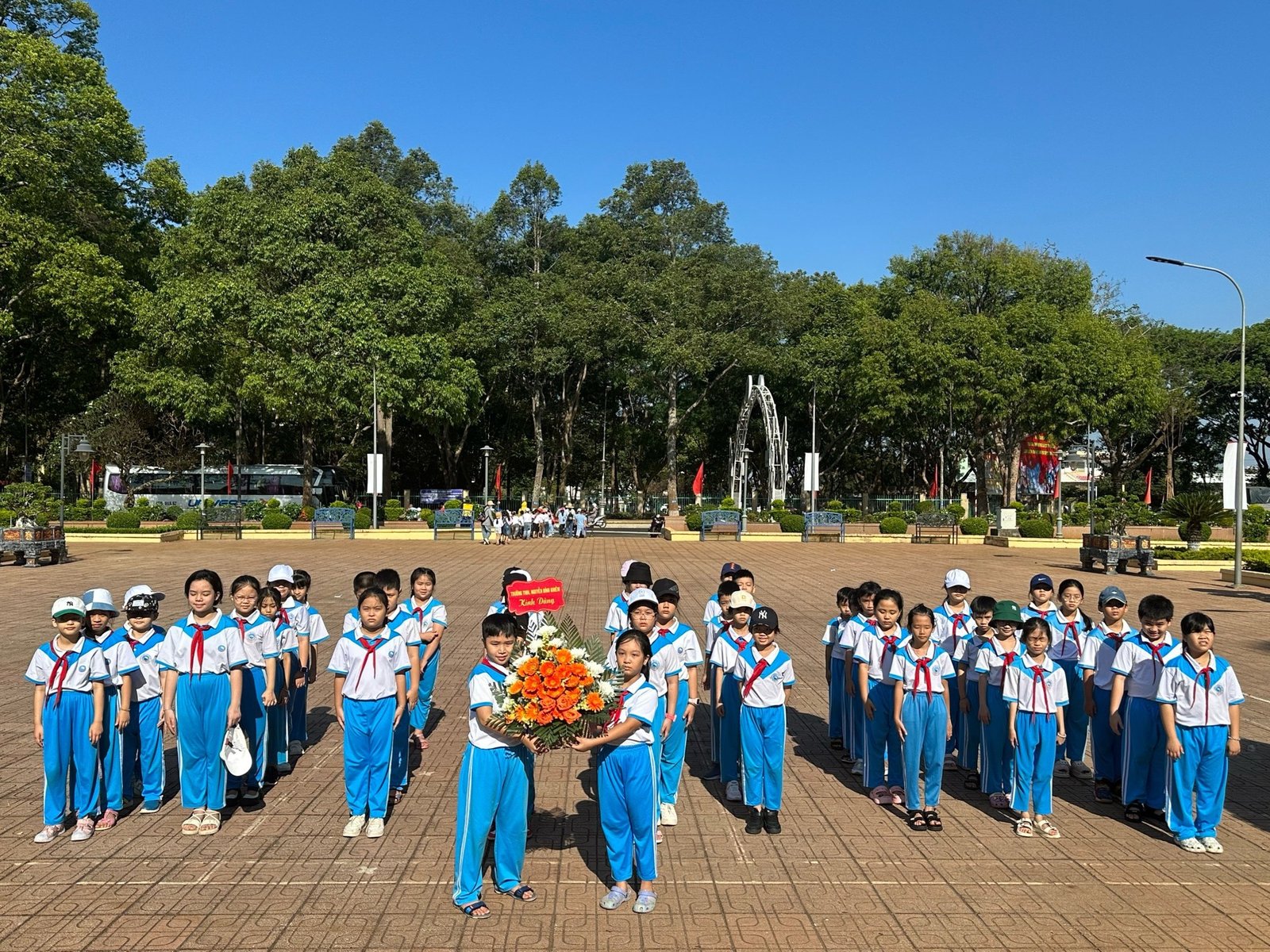 Liên đội Trường THDL Nguyễn Bỉnh Khiêm đã tổ chức cho các em học sinh lớp 3 dâng hương tại tượng đài Bác Hồ