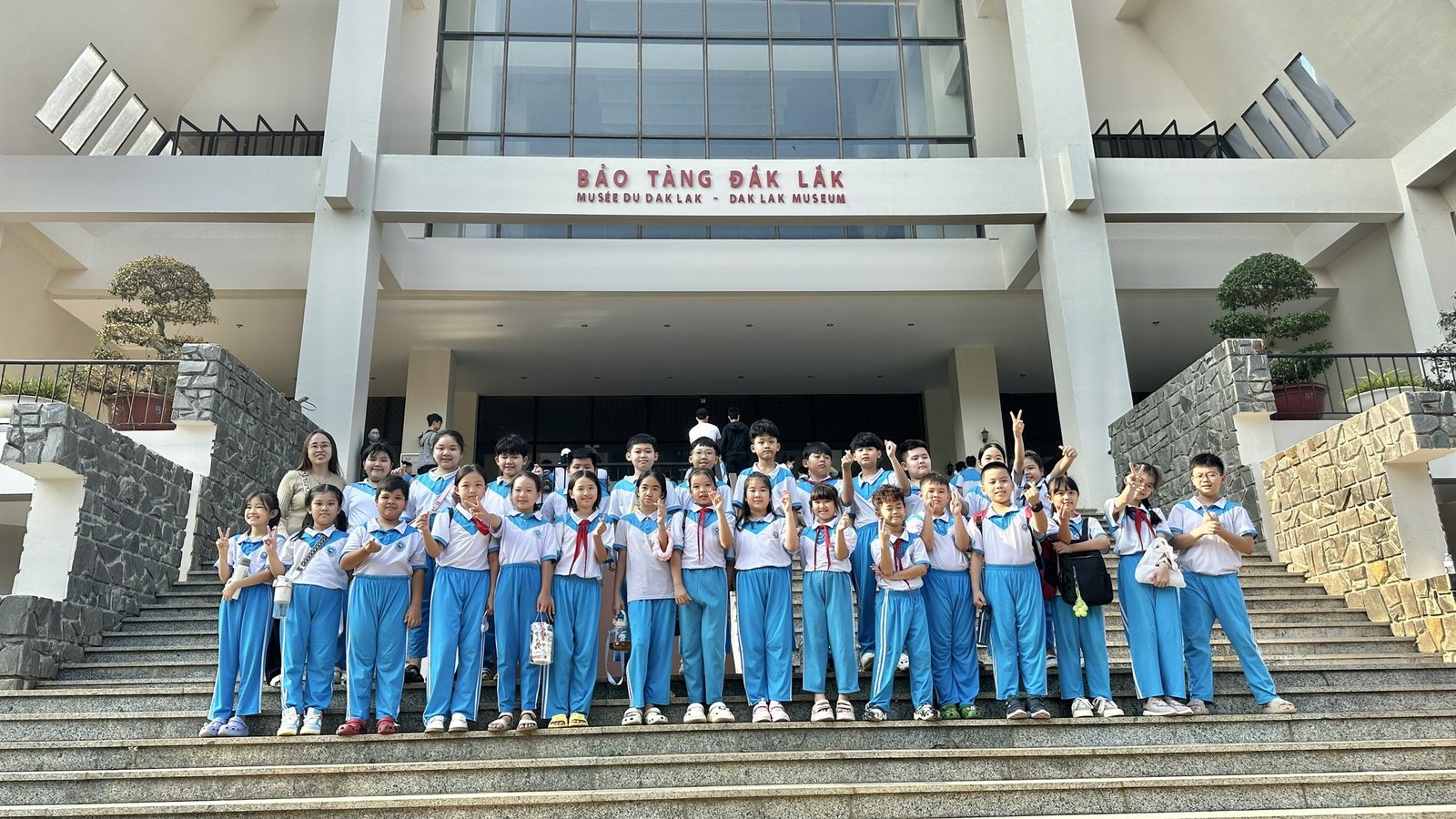 Các em học sinh khối lớp 4 tham quan Bảo tàng Đắk Lắk