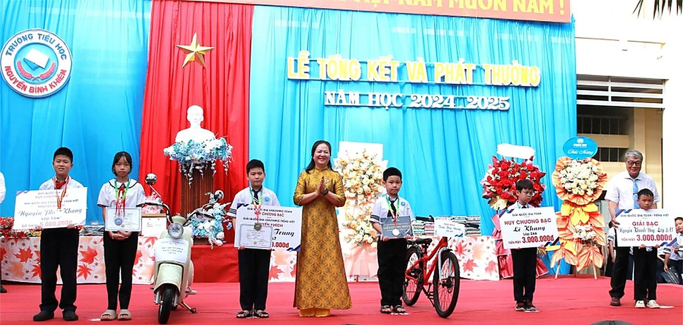 Trường học phố núi chi hơn 2,7 tỷ đồng thưởng học sinh, giáo viên