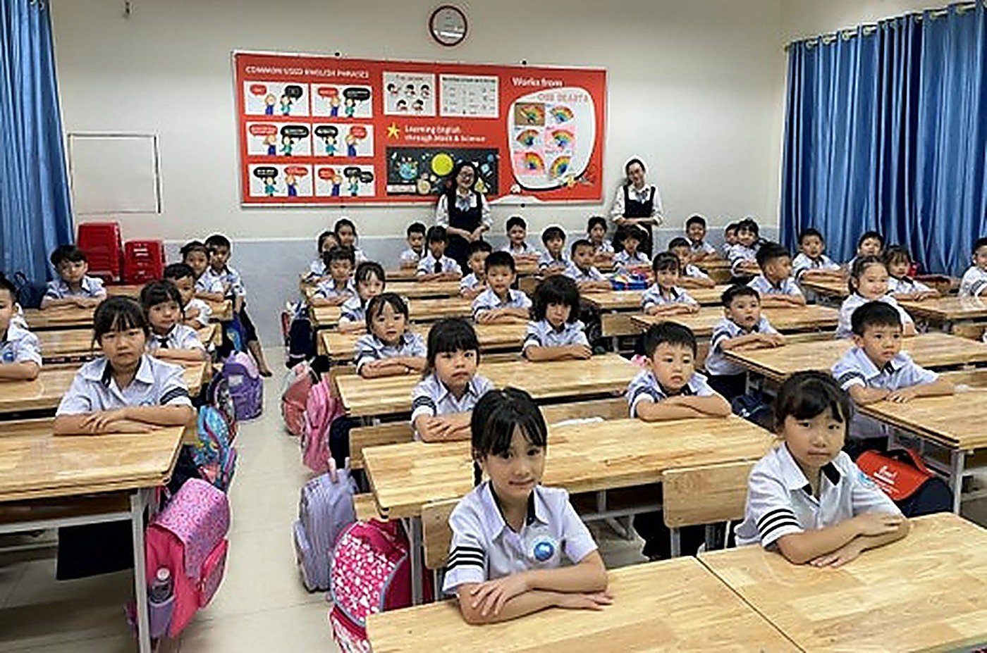 TRƯỜNG TIỂU HỌC NGUYỄN BỈNH KHIÊM TỔ CHỨC TỰU TRƯỜNG NĂM HỌC 2025-2026