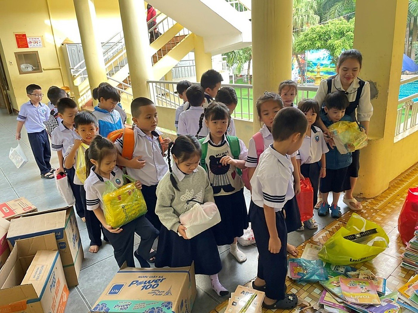 TRƯỜNG TIỂU HỌC NGUYỄN BỈNH KHIÊM ỦNG HỘ ĐỒNG BÀO KHẮC PHỤC HẬU QUẢ THIÊN TAI
