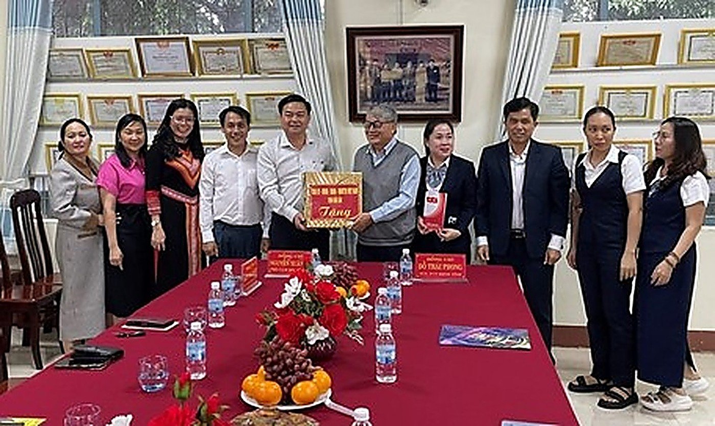 LÃNH ĐẠO HỘI ĐỒNG NHÂN DÂN TỈNH VÀ SỞ GIÁO DỤC ĐÀO TẠO ĐẮK LẮK ĐẾN THĂM TRƯỜNG TIỂU HỌC NGUYỄN BỈNH KHIÊM NHÂN NGÀY NHÀ GIÁO VIỆT NAM 20/11/2025