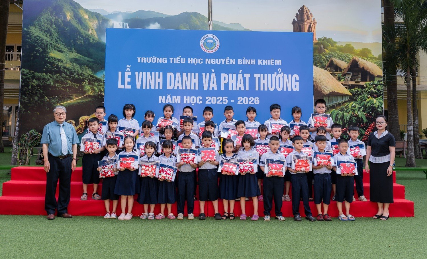 TỔ CHỨC LỄ VINH DANH HỌC SINH XUẤT SẮC QUA CÁC CUỘC THI NĂM HỌC 2025-2026
