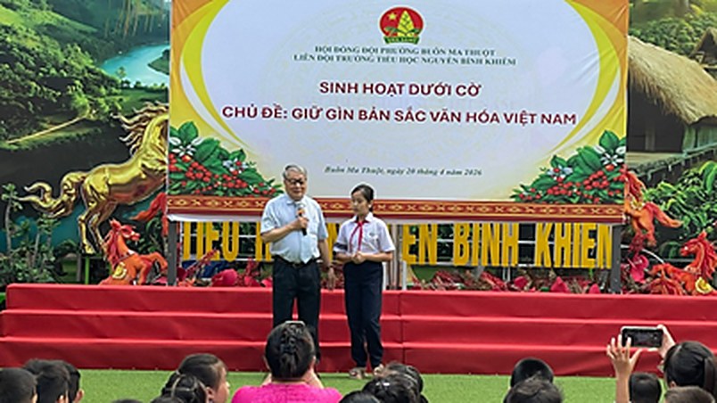 TUYÊN DƯƠNG HỌC SINH XUẤT SẮC TRONG CUỘC THI OLYMPIC VÒNG QUỐC GIA, THỰC HIỆN CHỦ ĐỀ GIỮ GÌN BẢN SẮC VĂN HÓA VIỆT NAM